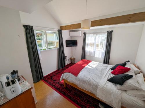 Hamilton Apartamento | Songbird Sleepout with bathroom and mini kitchenette