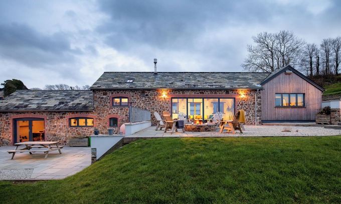 Saint Gennys Casa | Songbirds | Luxury Barn Conversion in Secluded Surrounds | Pet Friendly