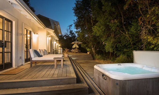 Kenwood Villa | VILLA ELEGANTE DE CREEKSIDE, piscina, spa, petanca, círculo cerrado dr, césped, cargador Tesla