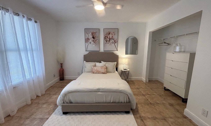Golden Lakes Apartamento | Soothing 2-bedroom apartment with AC in Royal Palm beach