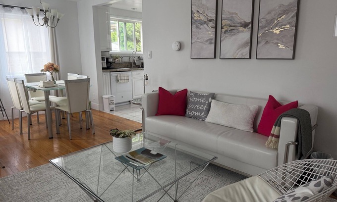 Palms Casa | Soothing 2-bedroom house with AC in vibrant Los Angeles