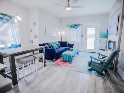Nederland Casa | Soothing Blues in Peaceful 2BR 1BA Cottage