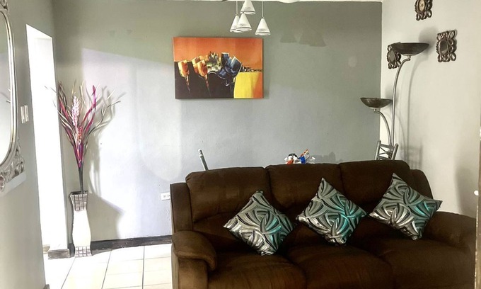 Camperdown Casa | SOOTHING GETAWAY 2 BEDROOM HOME