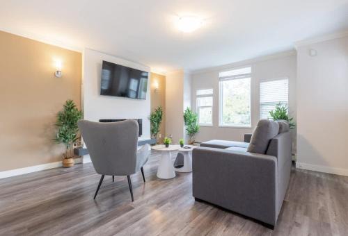 Sunset Casa | Soothing Minimalist Escape - Suite with Balcony & Fireplace