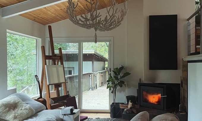 Forestland Cabina | Soothing modern Oakland Hills treehouse with deck