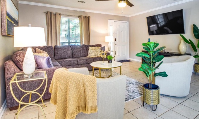 Savannah Casa | Soothing Savannah Townhome with Patio!