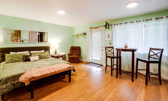 Smith River Apartamento | Soothing Studio w/ Lush Views: 2 Mi to Beach!