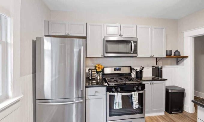Midtown Apartamento | Sophisticated 2 Bedroom w/ Queen Beds, "Location!"