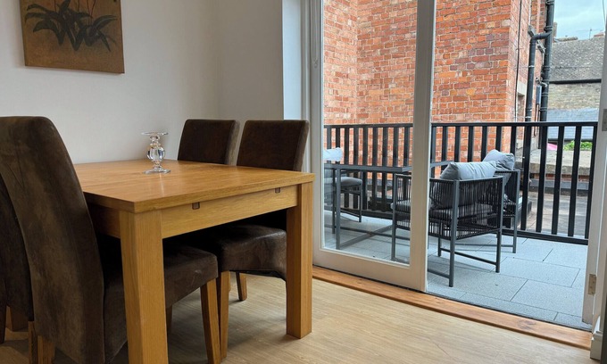 Kington Apartamento | Sophisticated and spacious town centre apartment with roof terrace for 4 guests