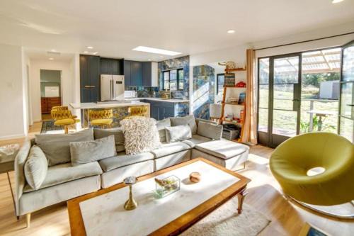 Cleone Casa | Sophisticated Country Home Steps from the Lake