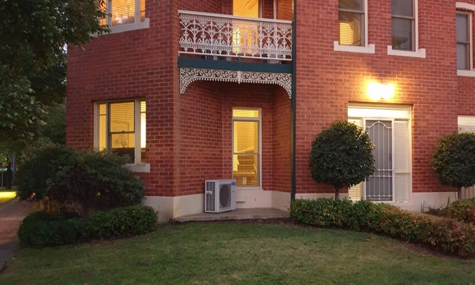 Albury Casa | Sophisticated Elegance at the Gardens- stunning, central townhouse with parking - Stunning three bedroom townhouse in the heart of Albury