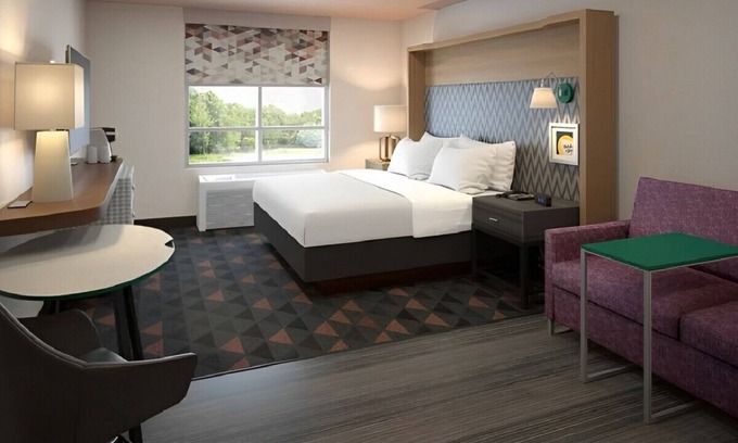 West Bloomington Casa | Sophisticated & Equipped Room for Staycation