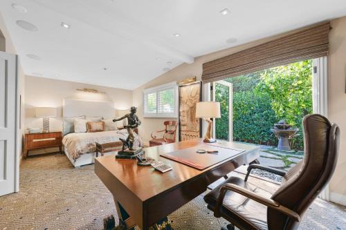 Beverly Glen Casa | Sophisticated large room with desk and private entrance