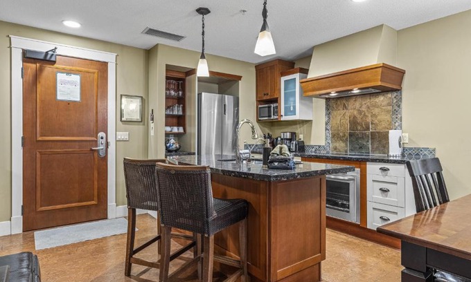 Canmore Apartamento | Sophisticated MTN 2 Bedroom Pool Hot Tub managed by Little Sister Getaways