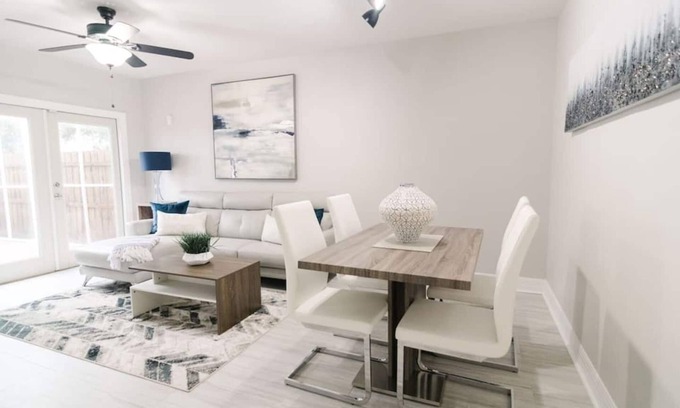 Oakford Park Casa | Sophisticated Tampa Townhome Conveniently Located Nearby Midtown Tampa & Airport!