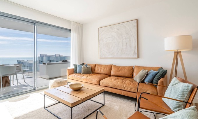 Puerto de la Duquesa Apartamento | Sophisticated Two Bed Apartment in Pure South with Sea View