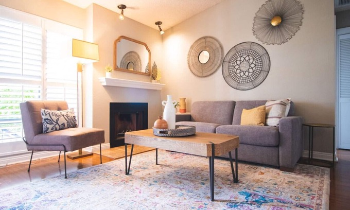 University Heights Condominio | Sophisticated Uptown Escape | High-End Remodel
