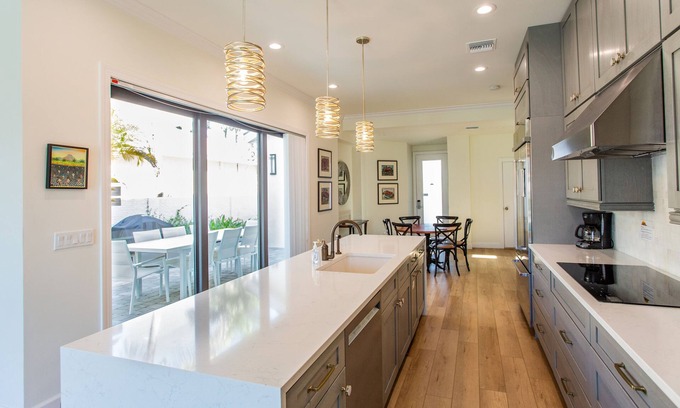 Naples Park Casa | Sorrento Luxury Vacation Home: Expansive 5-Bedroom, 4.5-Bath Retreat with Private Pool, Hot Tub, and Pet-Friendly Accommodations – Just a Short Walk from Stunning Vanderbilt Beach