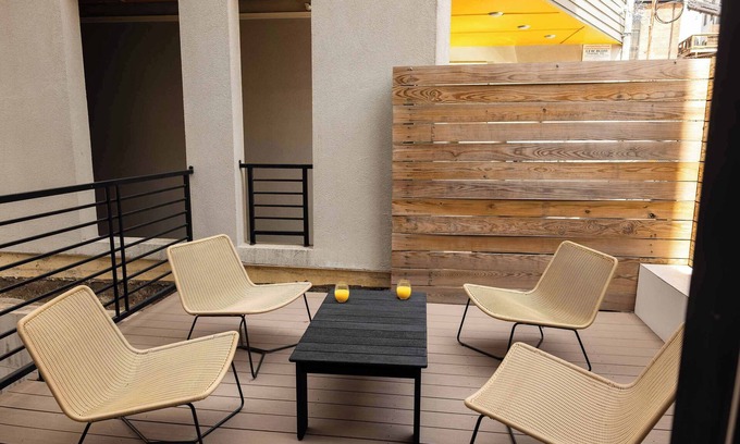 Fishtown Apartamento | Sosuite | 1BR Apt w Patio, W/D, Sofabed
