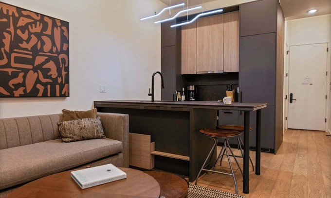 Logan Square Apartamento | Sosuite | 1BR Apt w Roof Deck, Gym, Laundry