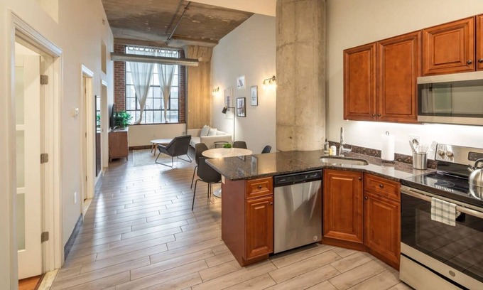 West Poplar Apartamento | Sosuite 2BR Apt w W/d, Gym, On-site Restaurant