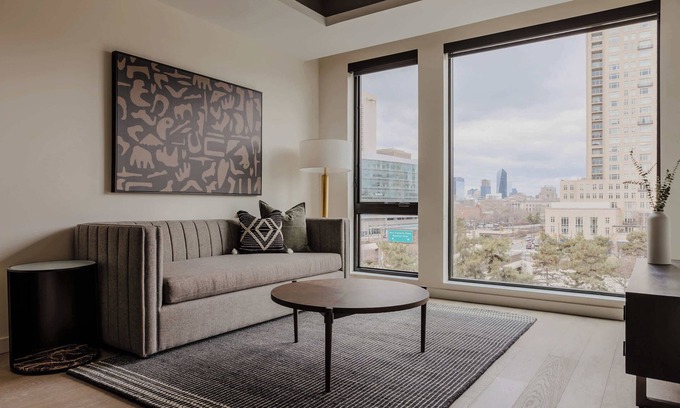 Logan Square Apartamento | Sosuite | Corner 1BR Apt w Roof Deck, Gym, Laundry