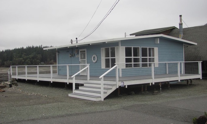 Camano Island Casa | Buscado después de la playa en la isla de Camano - ¡Agua a ambos lados de la casa!
