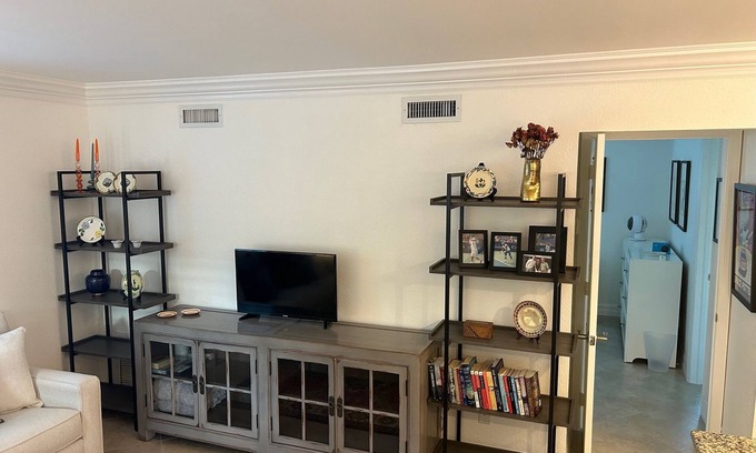Redevelopment Area Condominio | Sought After Castleton Gardens Olde Naples 1 BR Condo - 5 Min Walk to 5th Ave