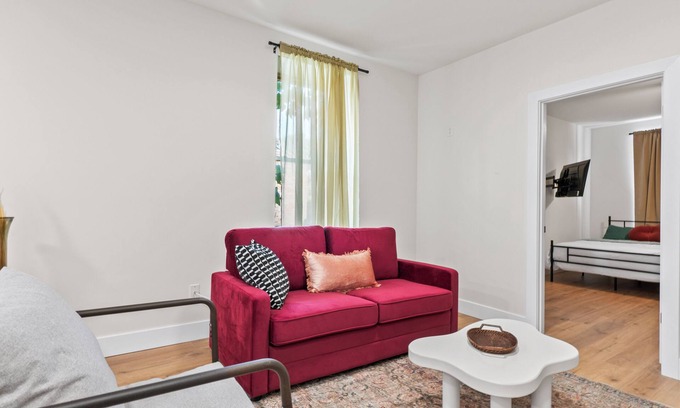 Soulard Apartamento | Soulard 1BR Gem: Sleeps 6, Luxe Comfort & 55” TVs