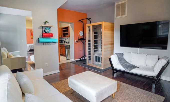 Soulard Apartamento | Soulard King 1BR - Personal Gym and Sauna Oasis