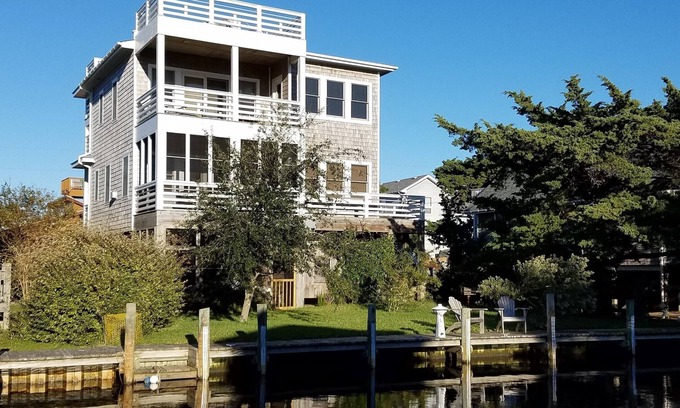 Ocracoke Casa | Sound Breeze: frente al canal contemporáneo, porche cubierto, cubiertas.