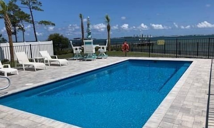 Navarre Casa | Sound-front beauty minutes from beach & pier with private washer/dryer & patio
