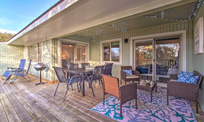 Caswell Beach Condominio | 'Sound of the Sea' Oak Island Condo w/ Pools!