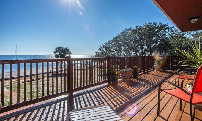 Gulf Breeze Casa | Soundside Cove Beach Retreat, Waterfront!