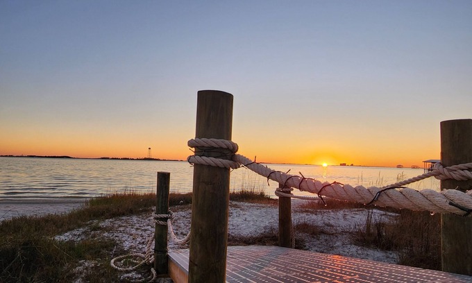 Mary Esther Casa | Soundside Vibe! Sleeps 15, Private Community Beach, Pool! Minutes to Navarre!