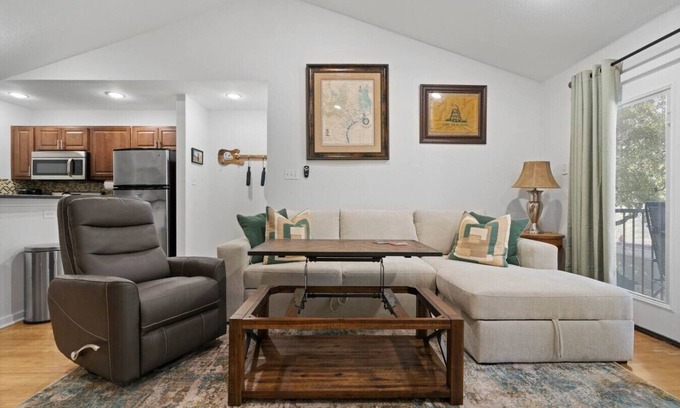 South Lamar Apartamento | South Austin Nest w Pool {New Listing}