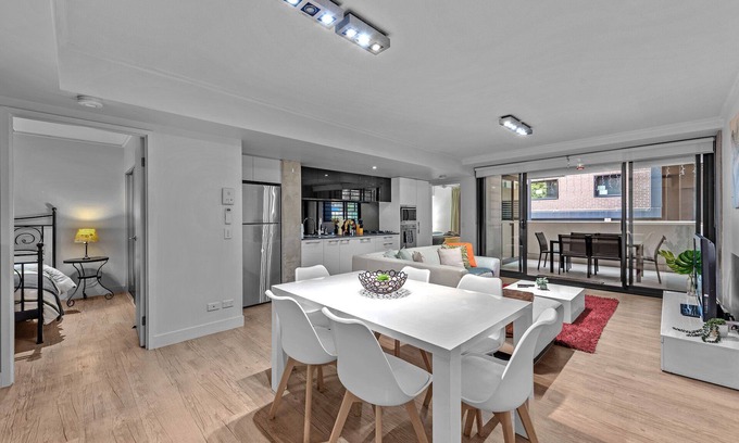 West End Apartamento | South Bank Central! ~ 2Bed, 2Bath, 1Car, 2Balcony