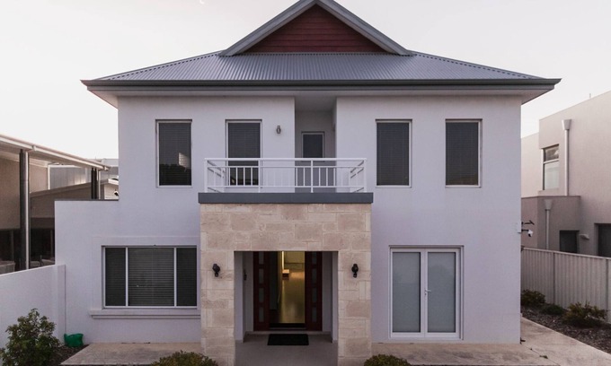 South Fremantle Casa | South Beach Guest House- Stylish & Spacious beach mansion