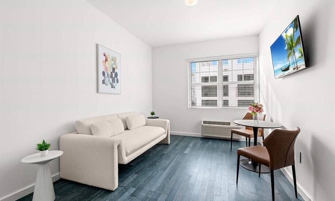 West Avenue Hotel | South Beach King Studio | Pool & nr Convention Center