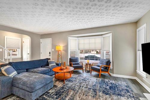 South Euclid Casa | South Euclid 3BR Cozy Winter Escape