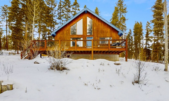 Winterwood Cabina | South-facing mountain-view cabin with deck, grill, fireplace & private hot tub