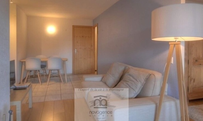 Monteiller Apartamento | Estudio muy grande orientado al sur con balcón, que incluye 1 cama doble en un dormitorio semi separado, 1 baño.