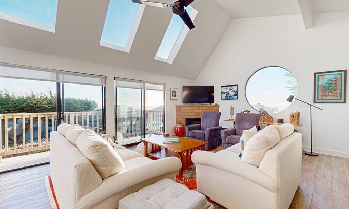 Bodega Bay Casa | South Harbour Retreat | Water Views | Walk to Beach, Golf Course & Hiking