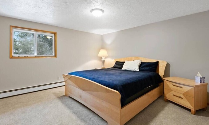 Manito Apartamento | South Hill Manito/ Mins To Dwntwn / King Bed /WIFI