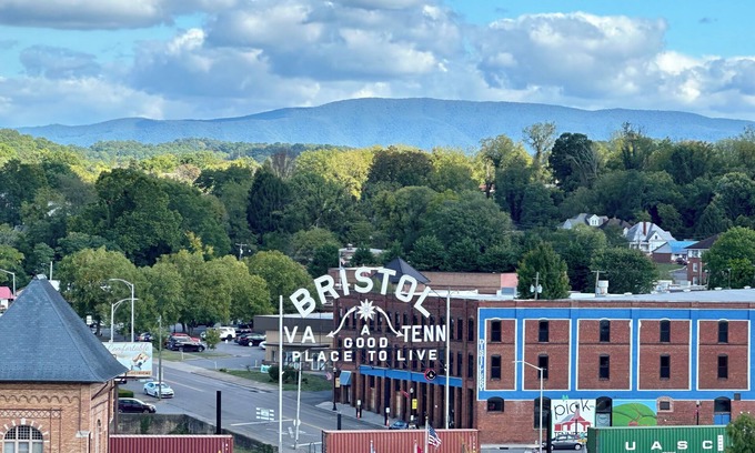Bristol Casa | South Holston Retreat, walking distance to South Holston river centrally located