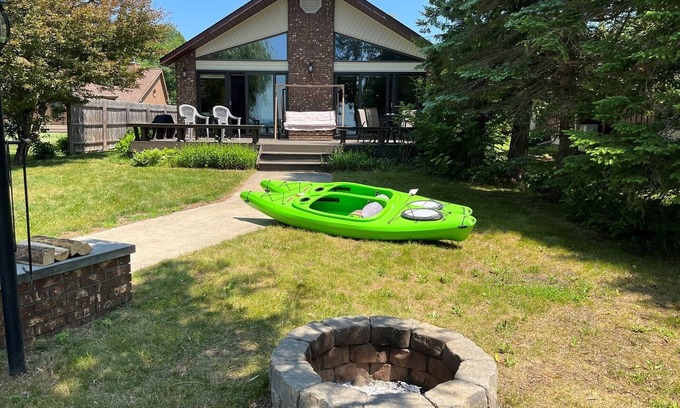 Traverse City Casa | South Lake Leelanau lakefront home, Kayaks/Bikes provided, Clean Sandy bottom