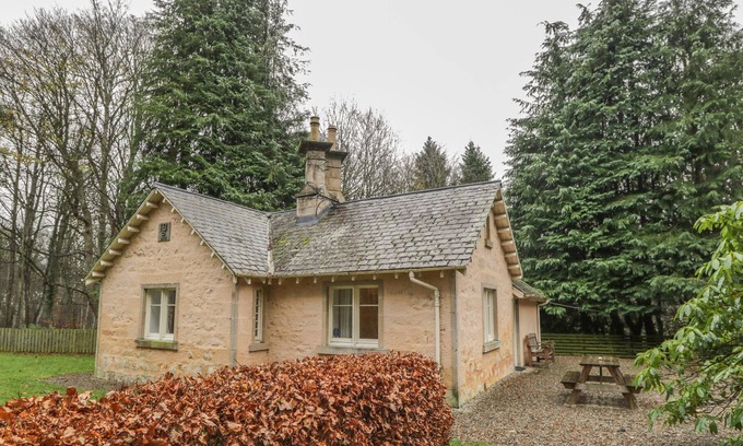 Forres Cabaña | SOUTH LODGE - BRODIE CASTLE, pet friendly, with open fire in Forres