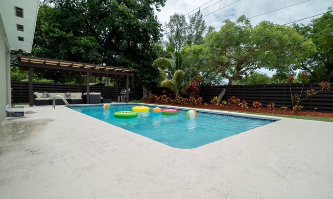 South Miami Casa | Villa privada en Miami con piscina en el patio trasero, capacidad para 11!