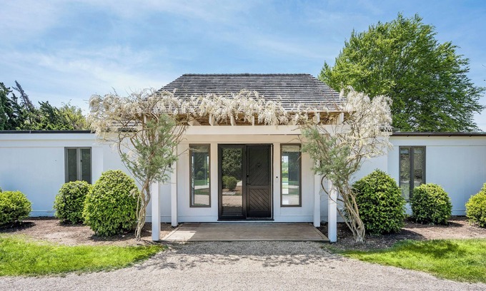Sagaponack Casa | South of highway: NEW & ultra modern, with stunning 40 acre reserve VIEWS
