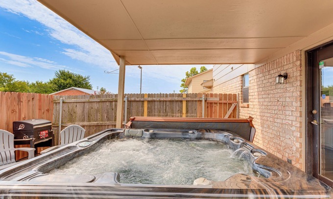 South Oklahoma City Casa | South OKC Home w/Hot Tub-Game Room: 18 Mi to OU!